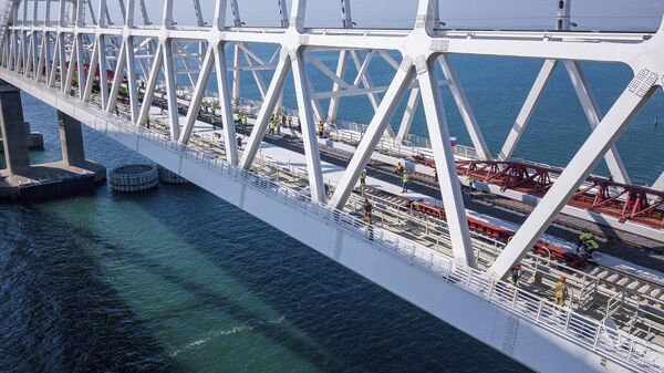 Завершение укладки рельсов на Крымском мосту