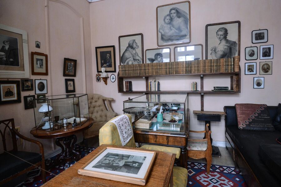 Рабочий кабинет Л. Н. Толстого в музее-усадьбе Ясная Поляна в Тульской области