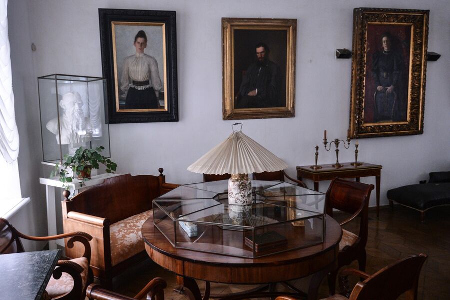 Гостиная в доме писателя Л. Н. Толстого в музее-усадьбе Ясная Поляна в Тульской области