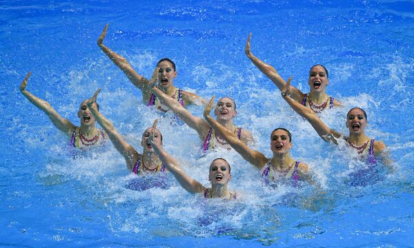 Спортсменки сборной России выступают в технической программе соревнований групп по синхронному плаванию на XVIII чемпионате мира по водным видам спорта в южнокорейском Кванджу Спортсменки сборной России выступают в технической программе соревнований групп по синхронному плаванию на XVIII чемпионате мира по водным видам спорта в южнокорейском Кванджу