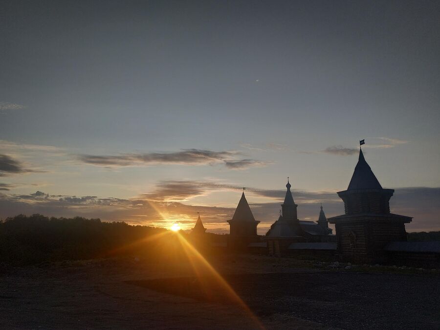 Закат в Трифоновом Печенгском монастыре