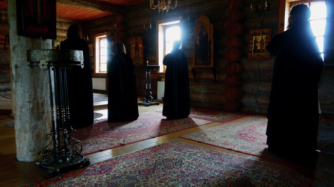 Монахи на молитве