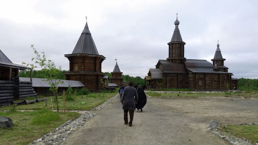 Насельники Трифонова-Печенгского монастыря идут на вечернюю  молитву