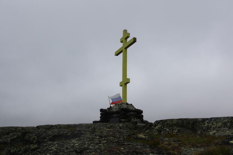 Памятный крест в честь возррождения Трифоново-Печенгского монастыря