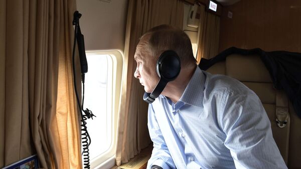 Президент РФ Владимир Путин во время облета районов подтопления в Иркутской области