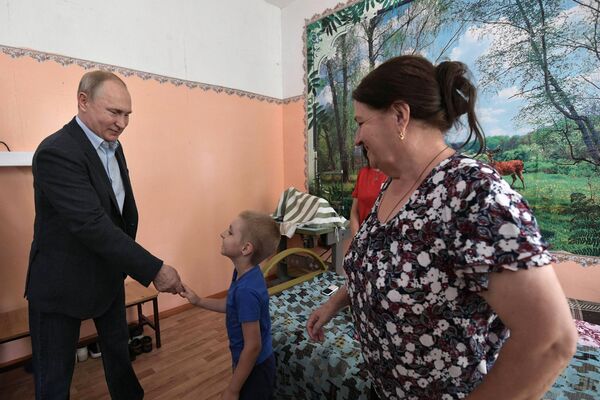 Президент РФ Владимир Путин во время общения с жителями Тулуна в пункте размещения пострадавшего в результате наводнения населения