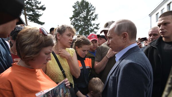 Президент РФ Владимир Путин во время общения с жителями Тулуна, пострадавшими в результате наводнения