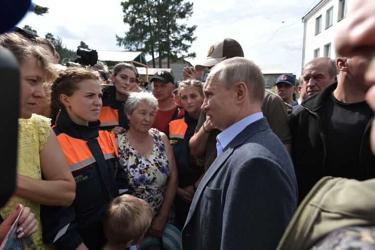 Президент РФ Владимир Путин во время общения с жителями Тулуна, пострадавшими в результате наводнения