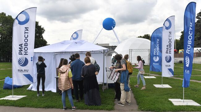 Посетители фестиваля науки и технологий Geek Picnic 2019 Жить вечно/Immortality в зоне РИА Новости на Воробьевых горах в Москве