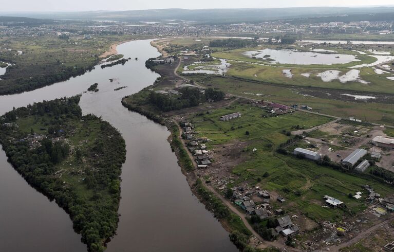 Вид на район подтопления в городе Тулуне Иркутской области из вертолета