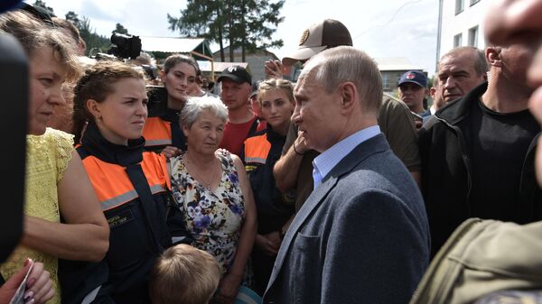 Президент РФ Владимир Путин во время общения с жителями Тулуна, пострадавшими в результате наводнения