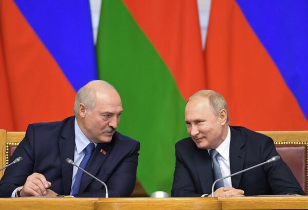 Президент РФ Владимир Путин и президент Белоруссии Александр Лукашенко на пленарном заседании VI Форума регионов России и Белоруссии в Таврическом дворце Президент РФ Владимир Путин и президент Белоруссии Александр Лукашенко на пленарном заседании VI Форума регионов России и Белоруссии в Таврическом дворце