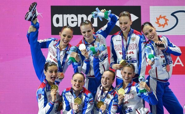 Синхронистки сборной России после победы на чемпионате мира по водным видам спорта в Кванджу Синхронистки сборной России после победы на чемпионате мира по водным видам спорта в Кванджу
