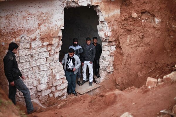 Жители города в подземном бункере военной базы, разрушенной в результате ракетного обстрела