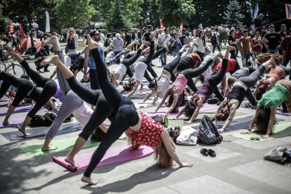 Участники акции протеста занимаются гимнастикой в парке Гези в Стамбуле.