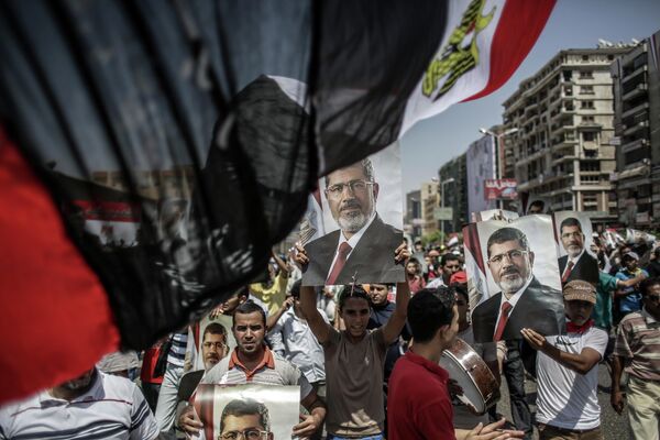 Сторонники свергнутого президента Египта Моххамеда Мурси в палаточном лагере у мечети Рабиа Аддавия в Каире