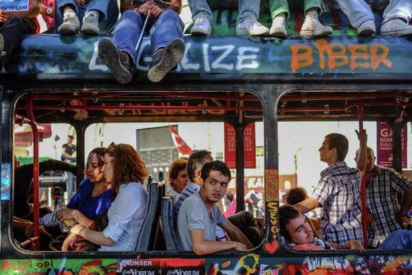 Горожане в революционном автобусе на площади Таксим в Стамбуле