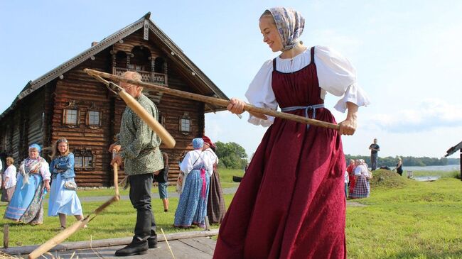 Молотьба ржаных колосьев цепами на празднике