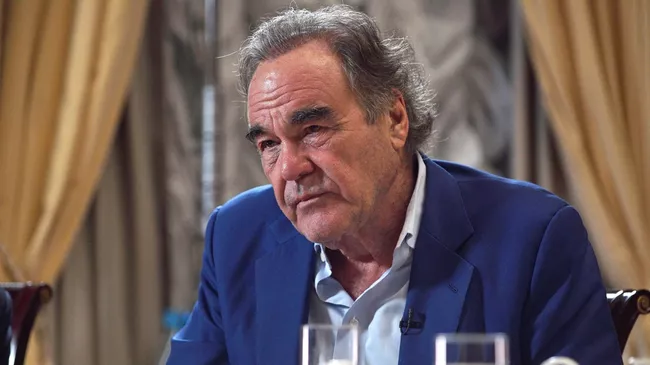Кинорежиссер, сценарист и продюсер Оливер Стоун во время интервью президента России Владимира Путина