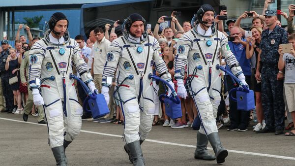 Члены основного экипажа экспедиции МКС-60/61 перед стартом ракеты-носителя Союз-ФГ с пилотируемым кораблем Союз МС-13 