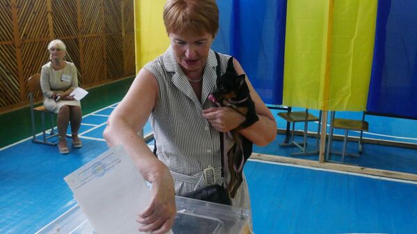 Избирательница голосует на участке в Черкассах на досрочных выборах в Верховную раду Украины. 21 июля 2019