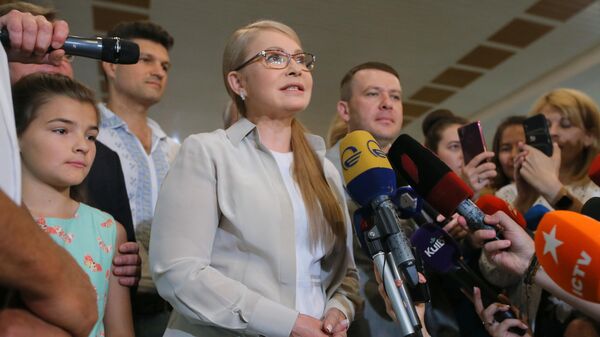 Лидер политической партии Батькивщина Юлия Тимошенко общается с журналистами на избирательном участке в Киеве. 21 июля 2019