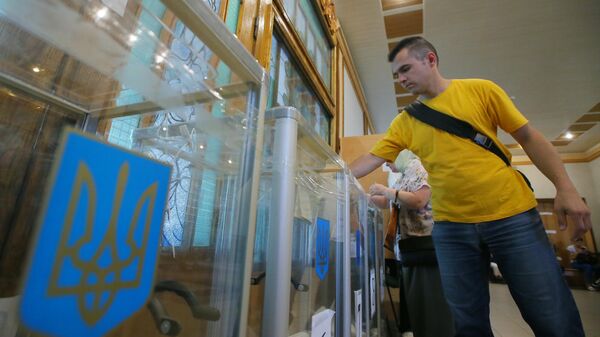 Избиратель голосует на участке в Киеве на досрочных выборах в Верховную раду Украины