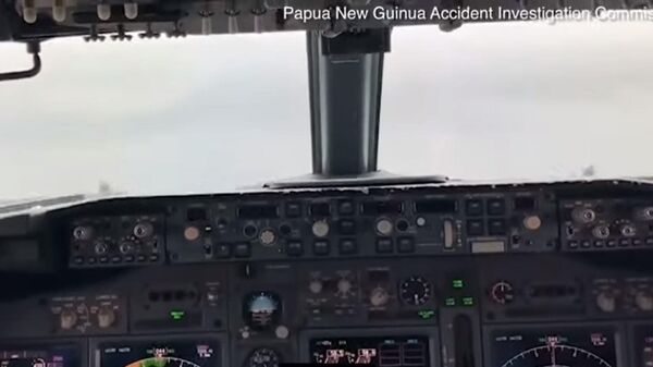 Видео из кабины пилотов при посадке на воду Boeing 737 в Микронезии