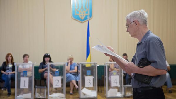 Избиратель на участке в Киеве. 21 июля 2019