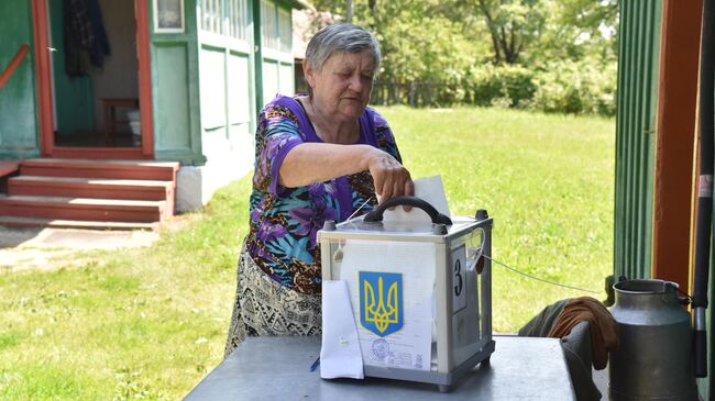 Жительница села Майдан Львовской области голосует на дому на досрочных выборах в Верховную раду Украины. 21 июля 2019