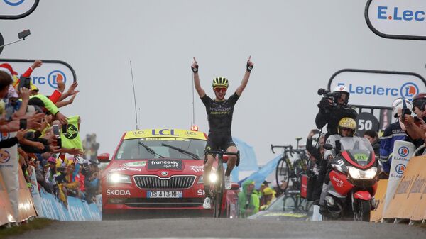 Британский велогонщик Саймон Йейтс на финише 15-го этапа Тур де Франс