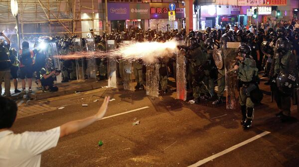 Столкновения между полицейскими и участниками акции протеста против внесения поправок к законопроекту об экстрадиции в Гонконге. 21 июля 2019