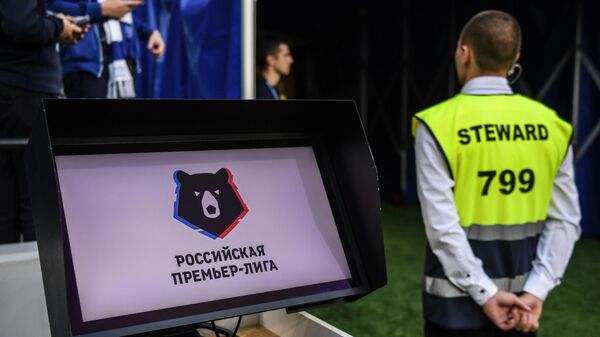 Монитор системы видеопомощи арбитрам (VAR) на матче Динамо - Рубин