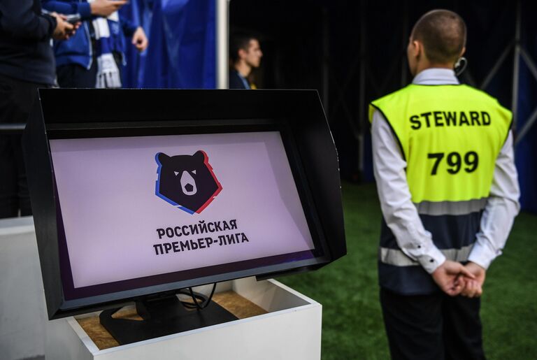 Монитор системы видеопомощи арбитрам (VAR) на матче Динамо - Рубин Монитор системы видеопомощи арбитрам (VAR) на матче Динамо - Рубин
