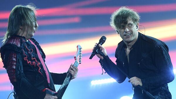 Слева направо: участники рок-группы Би-2 Шура (Александр Уман) и Лёва (Егор Бортник) выступают на фестивале Нашествие