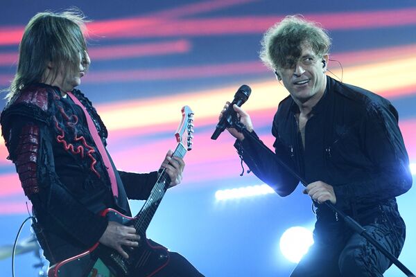Слева направо: участники рок-группы Би-2 Шура (Александр Уман) и Лёва (Егор Бортник) выступают на фестивале Нашествие