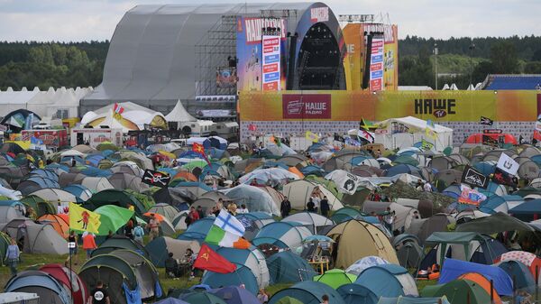 Палатки зрителей на фестивале Нашествие
