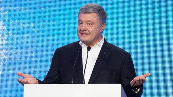Лидер партии Европейская солидарность Петр Порошенко во время выступления в штабе партии в Киеве