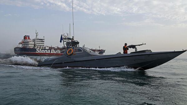 Катер Корпуса стражей исламской революции рядом с танкером Stena Impero