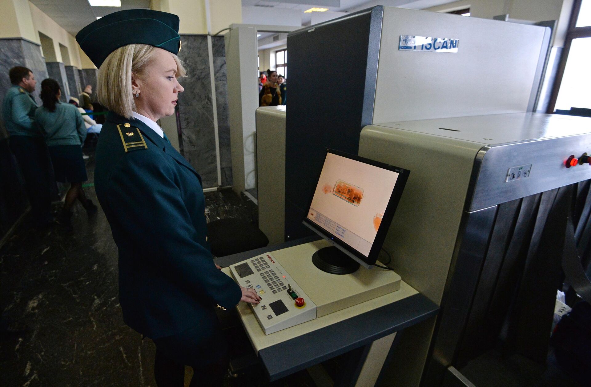 Осмотр багажа с помощью монитора багажного сканера в аэропорту - РИА Новости, 1920, 13.10.2022