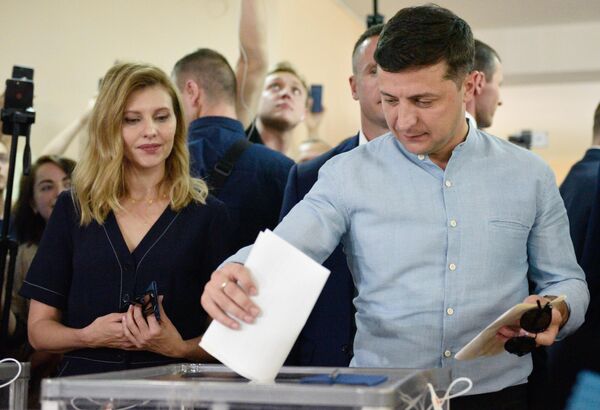 Президент Украины Владимир Зеленский голосует на досрочных выборах в Верховную раду Украины на избирательном участке в Киеве