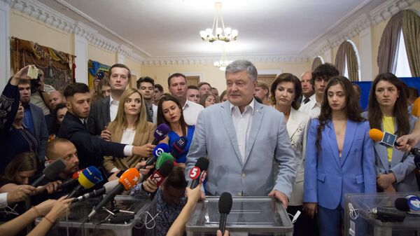 Экс-президент Украины Петр Порошенко общается с журналистами на избирательном участке в Киеве, после того как проголосовал на досрочных выборах в Верховную раду Украины