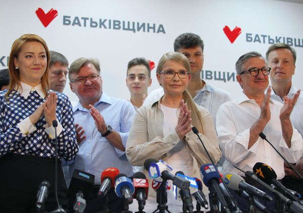 Лидер политической партии Батькивщина Юлия Тимошенко на пресс-конференции в Киеве после оглашения первых результатов exit poll на досрочных выборах в Верховную раду Украины