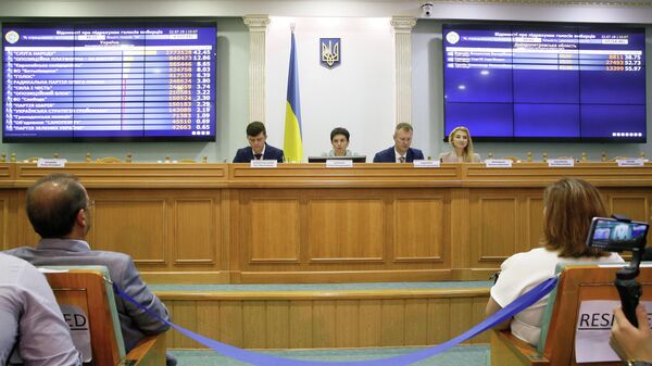 Члены Центральной избирательной комиссии Украины во время оглашения промежуточных результатов парламентских выборов. 22 июля 2019 года