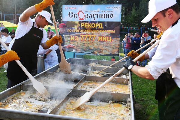 Повара готовят рекордную яичницу из 7777 яиц в рамках IV всероссийского фестиваля Скорлупино