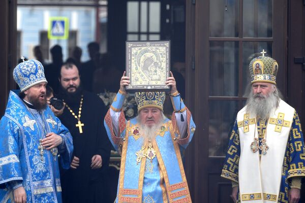 Митрополит Казанский и Татарстанский Феофан во время крестного хода с иконой Казанской Божией Матери