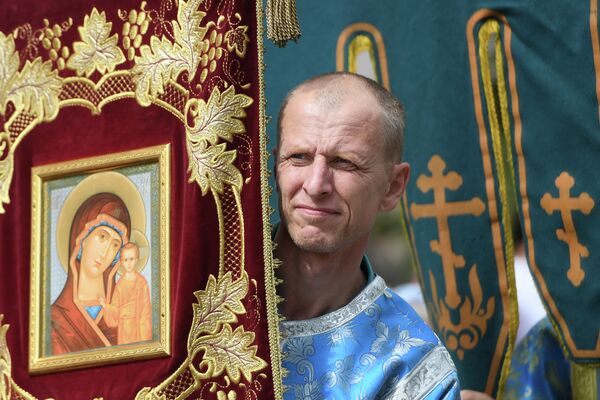 Священнослужитель во время крестного хода с иконой Казанской Божией Матери