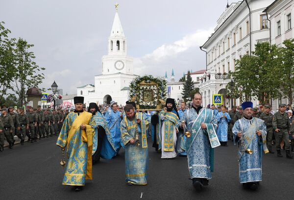 Священнослужители во время крестного хода с иконой Казанской Божией Матери на улице Казани
