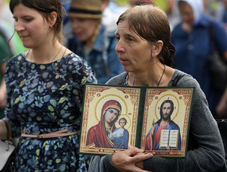 Участники крестного хода с иконой Казанской Божией Матери