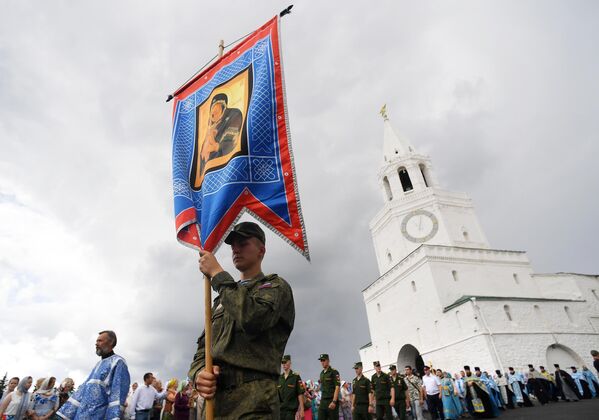 Участники крестного хода с иконой Казанской Божией Матери